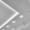 Jakie rodzaje oświetlenia są polecane przez architektów do salonu: lampa sufitowa, listwy LED czy halogeny?