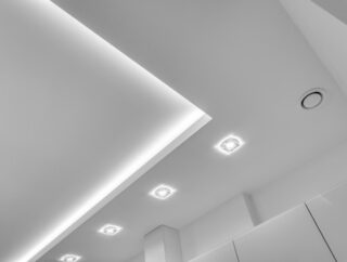 Jakie rodzaje oświetlenia są polecane przez architektów do salonu: lampa sufitowa, listwy LED czy halogeny?